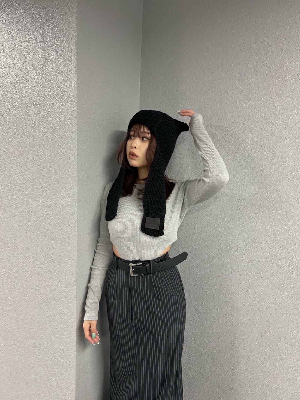 グレー系のTシャツ/カットソー、ブラック系のスカートを着用したレディースの冬コーディネートの5枚目の写真