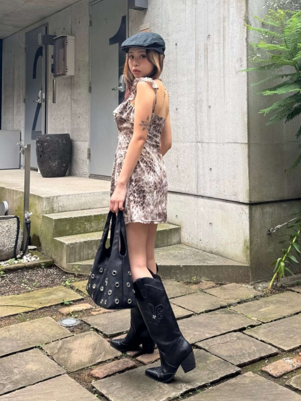 ブラック系のブーツ、ベージュ系のワンピースを着用したレディースの夏コーディネートの2枚目の写真