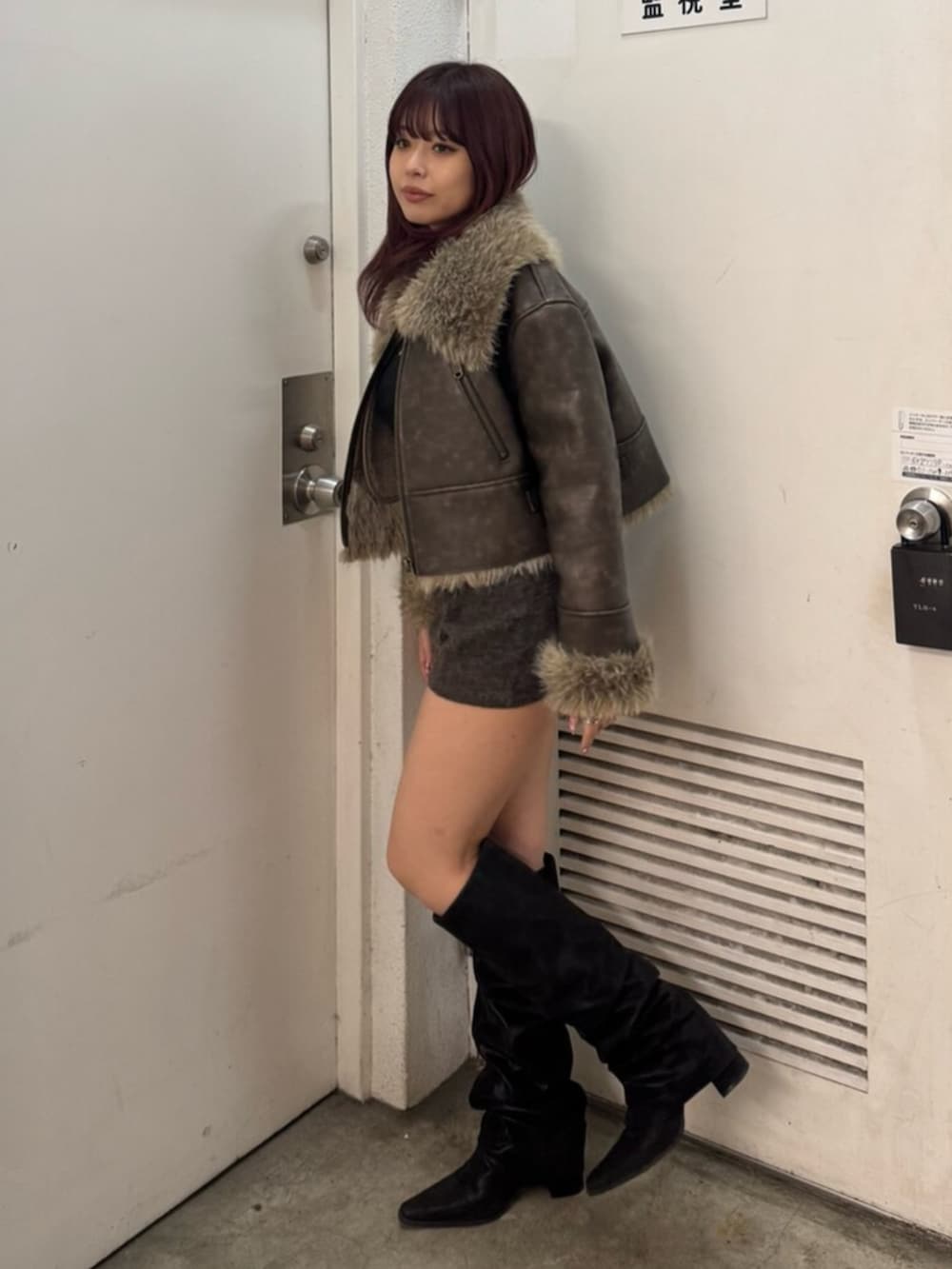 ブラウン系のブルゾンを着用したレディースの冬コーディネートの2枚目の写真