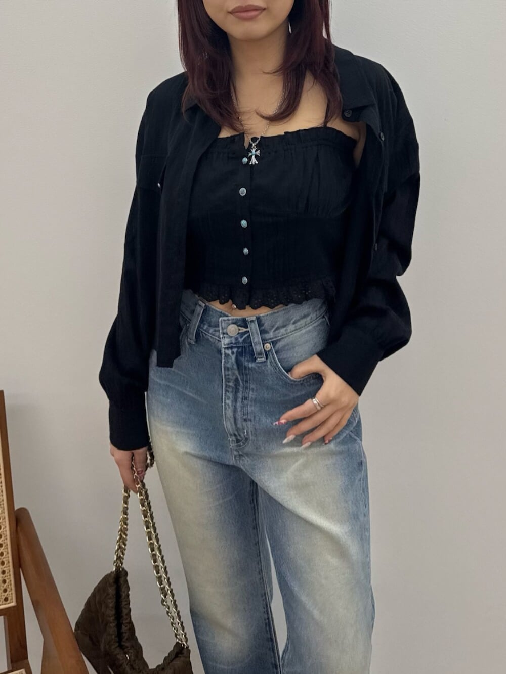 ブラウン系のサンダル、ブラウン系のハンドバッグ、ブラック系のシャツ/ブラウスを着用したレディースの冬コーディネートの4枚目の写真