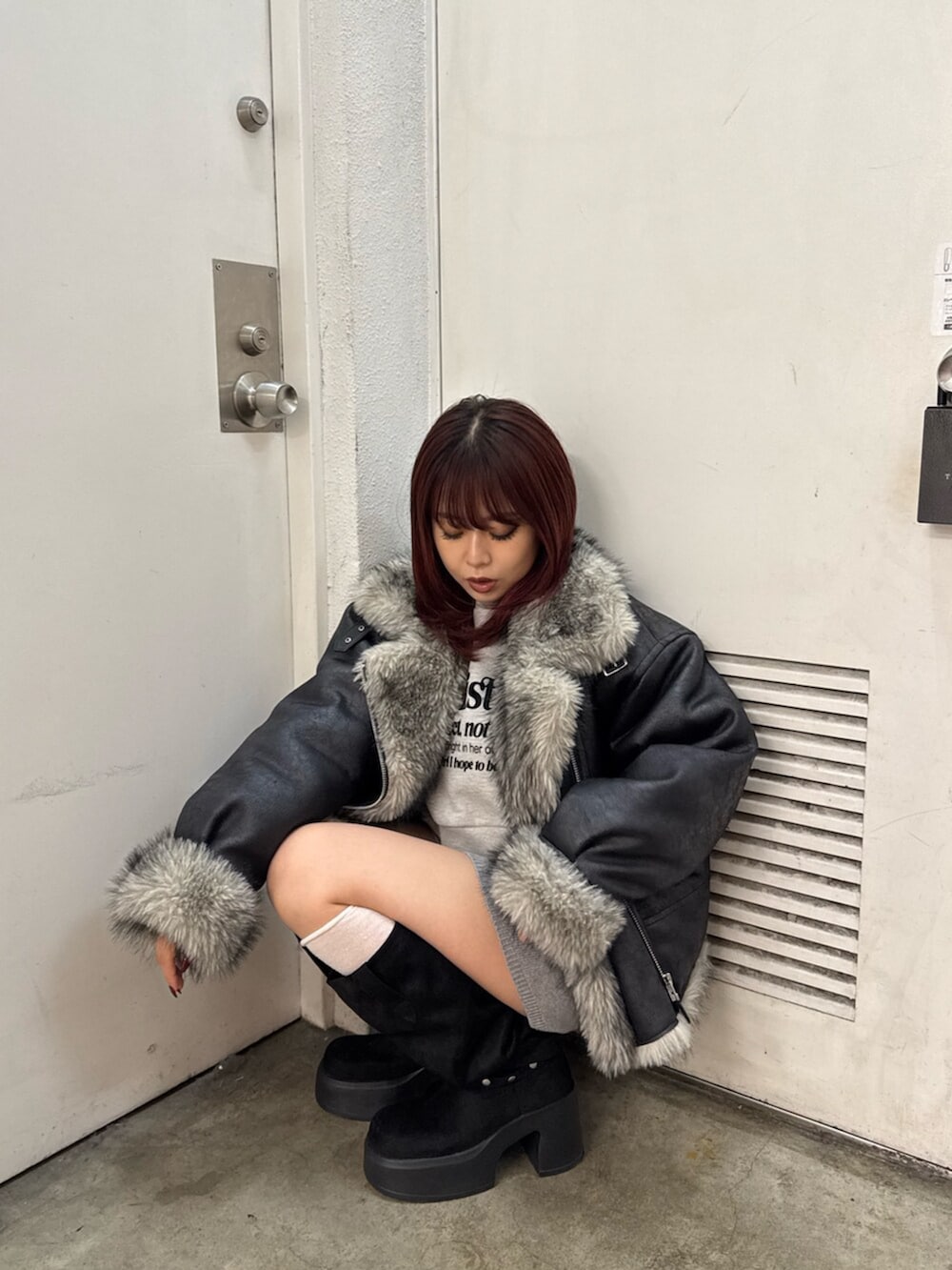 ブラック系のブーツ、グレー系のその他パンツ、ブラック系のブルゾンを着用したレディースの秋コーディネートの5枚目の写真