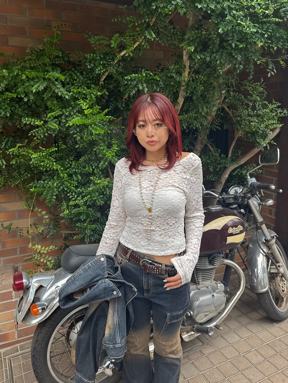 ホワイト系のTシャツ/カットソー、ブルー系のデニムジャケット、ブルー系のデニムパンツを着用したレディースの夏コーディネートの6枚目の写真