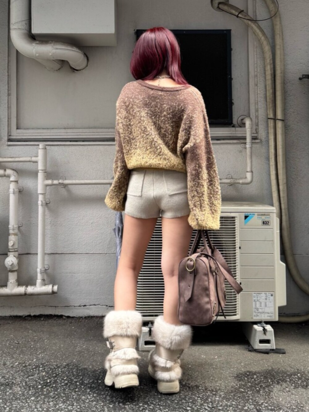 ホワイト系のその他パンツ、ブラウン系のボストンバッグ、ブラウン系のニット/セーターを着用したレディースの秋コーディネートの3枚目の写真