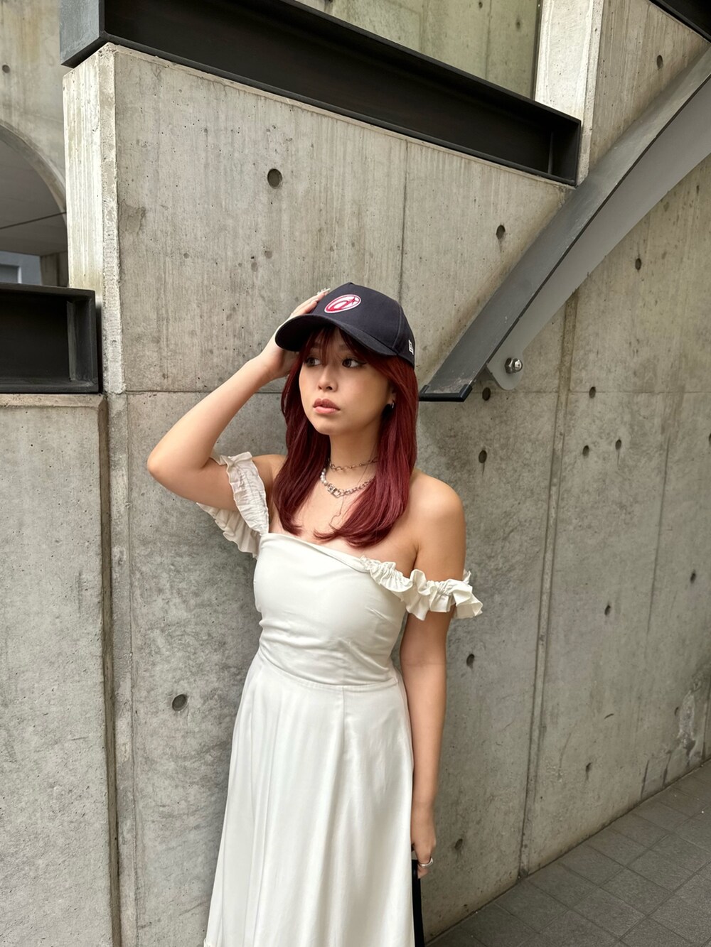 ホワイト系のワンピース、ブラック系のショルダーバッグ、ブラック系のブーツを着用したレディースの春コーディネートの3枚目の写真