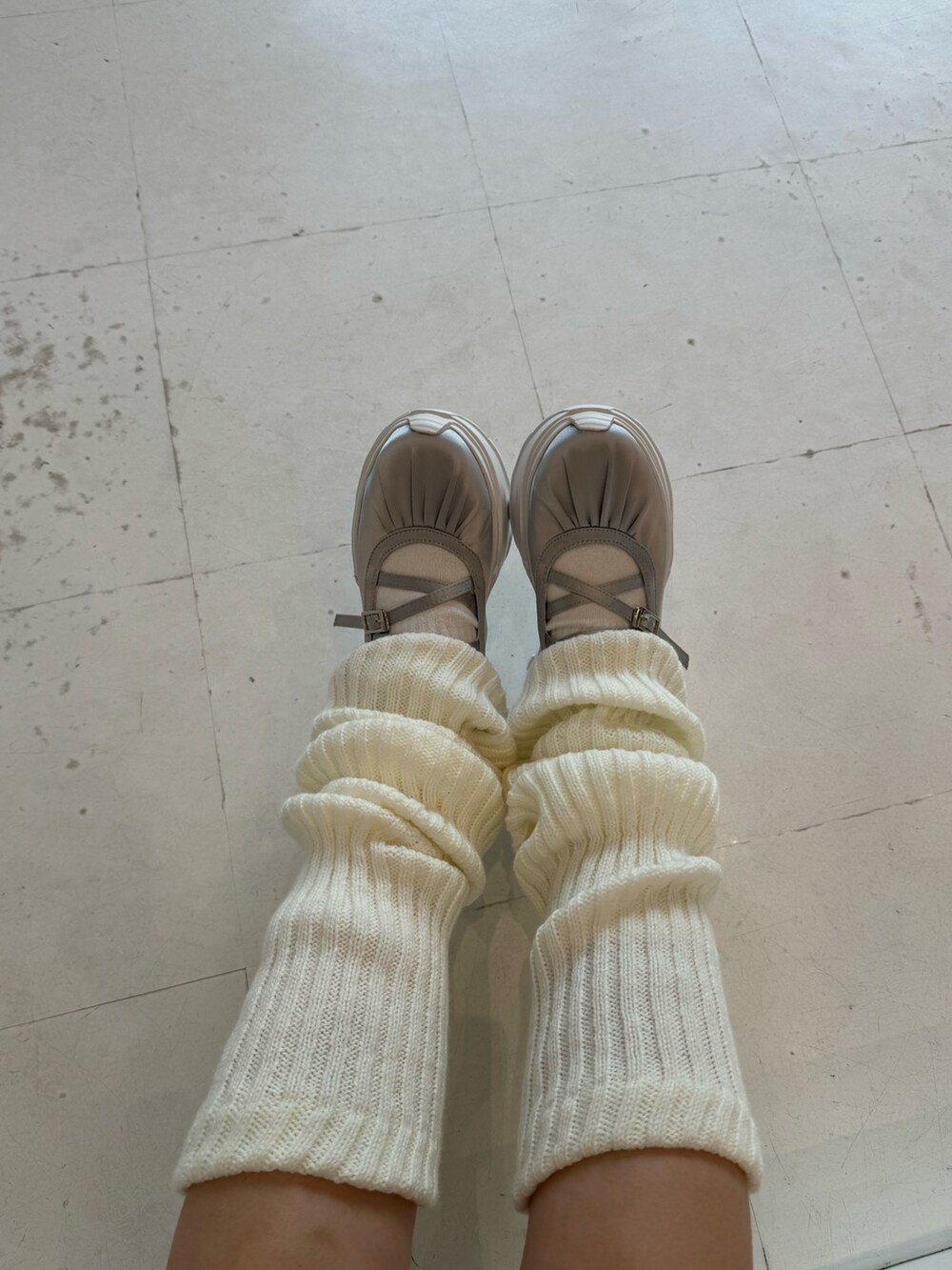 ホワイト系のその他パンツ、ホワイト系のシャツ/ブラウス、シルバー系のスニーカーを着用したレディースの春コーディネートの3枚目の写真