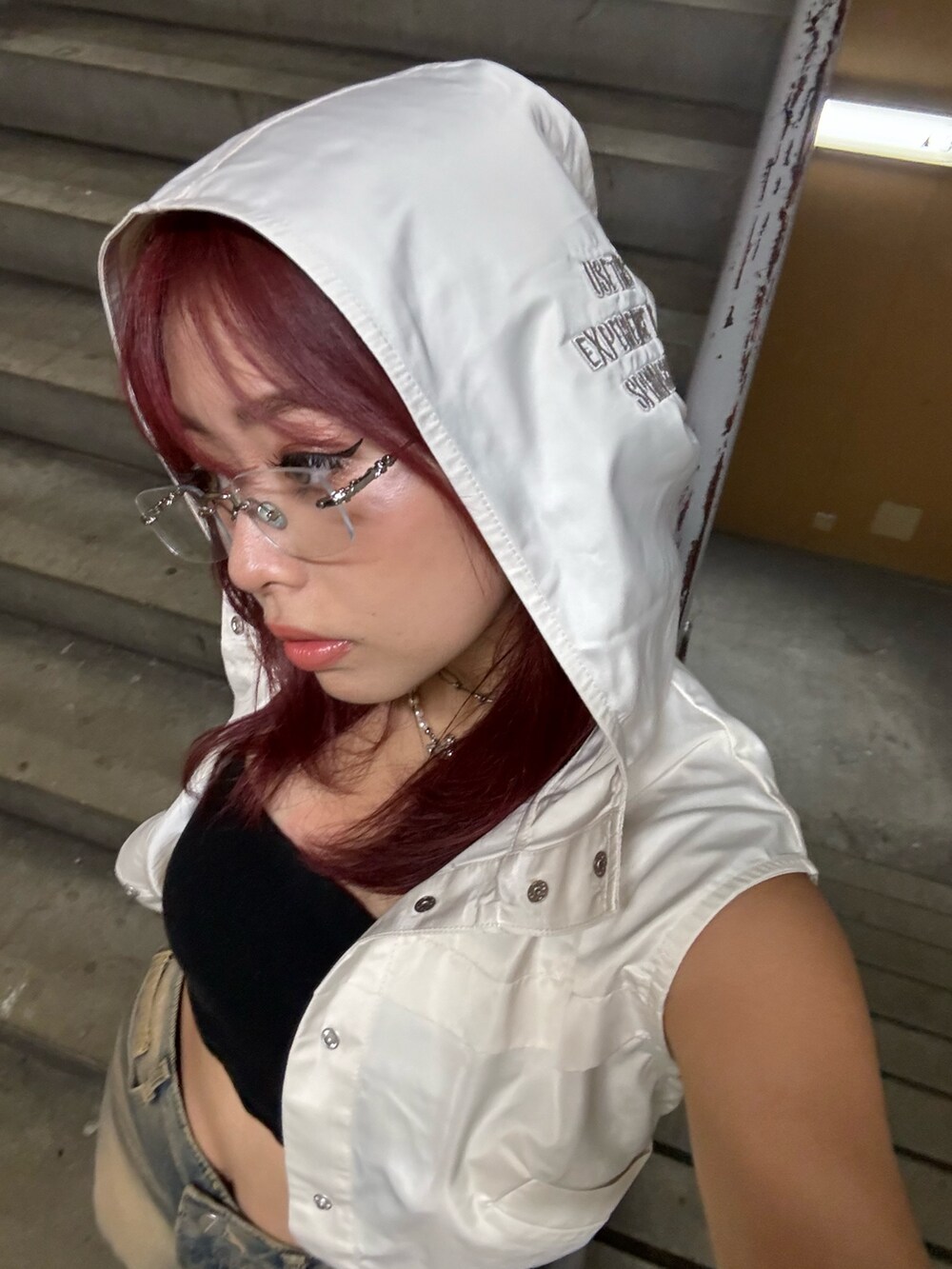 ホワイト系のベストを着用したレディースの夏コーディネートの3枚目の写真