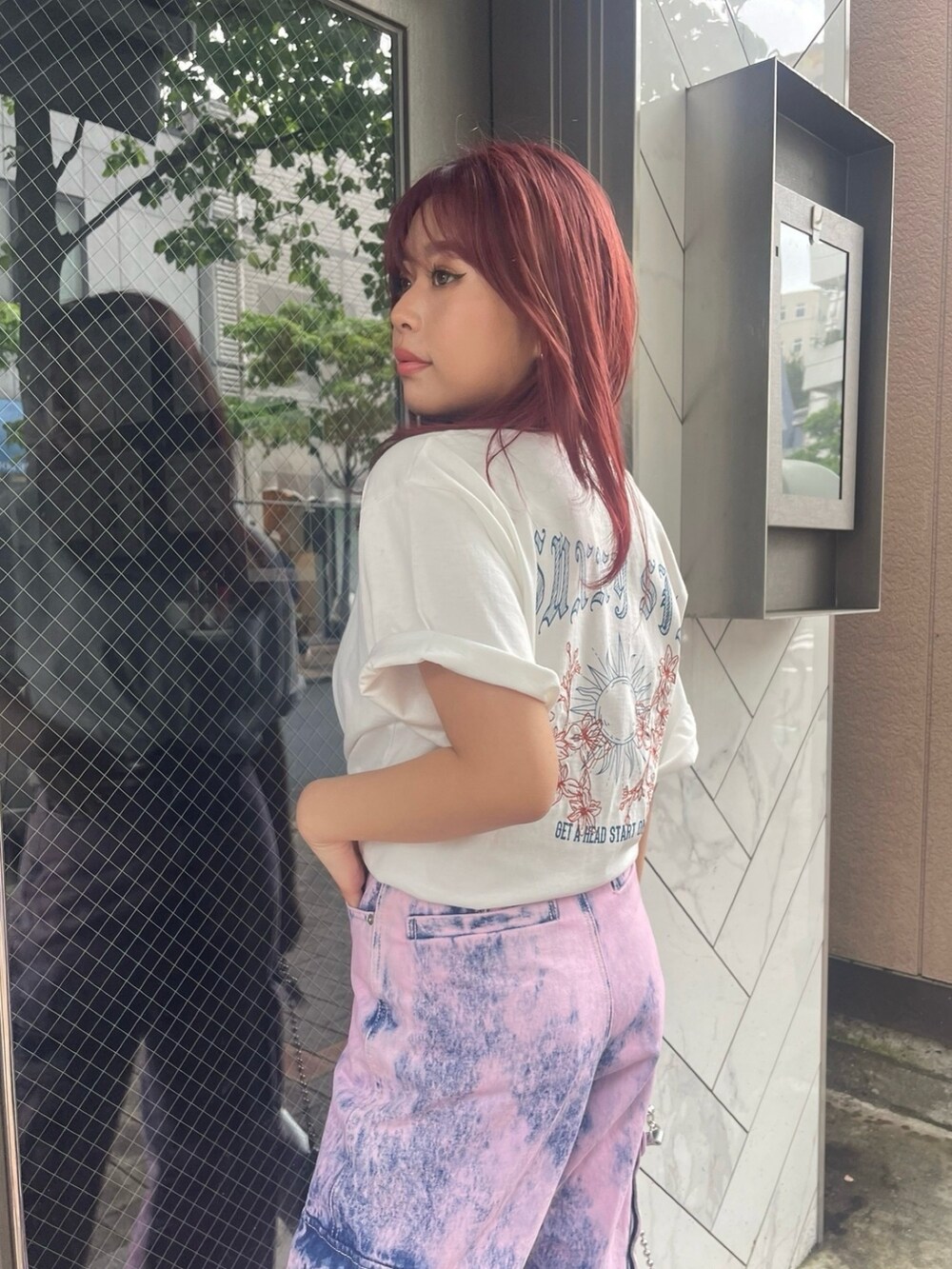 ホワイト系のTシャツ/カットソー、ブラック系のデニムパンツ、シルバー系のショルダーバッグを着用したレディースの春コーディネートの4枚目の写真