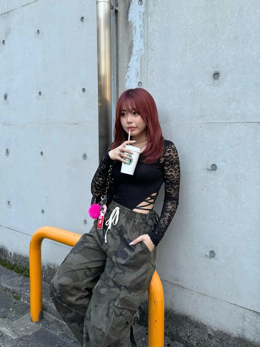 ブラック系のTシャツ/カットソーを着用したレディースの春コーディネートの3枚目の写真