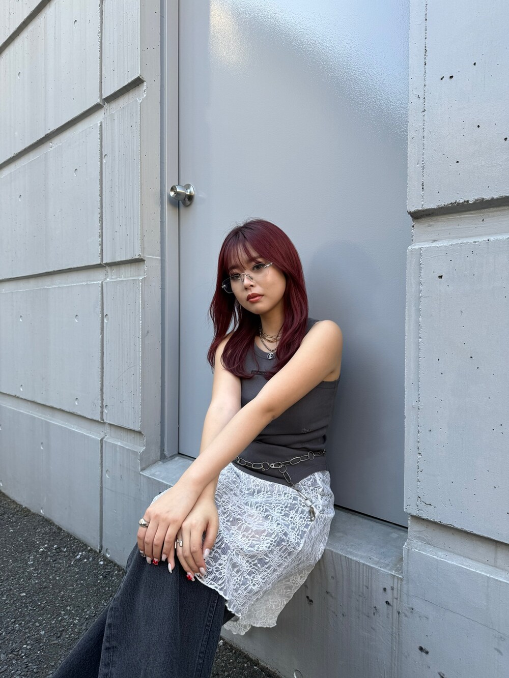 ブラック系のタンクトップ、ブラック系のデニムパンツを着用したレディースの夏コーディネートの5枚目の写真