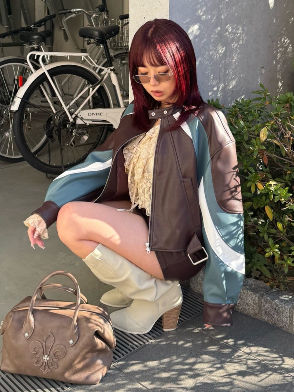 ベージュ系のシャツ/ブラウス、ブラウン系のボストンバッグ、ホワイト系のブーツを着用したレディースの冬コーディネートの5枚目の写真