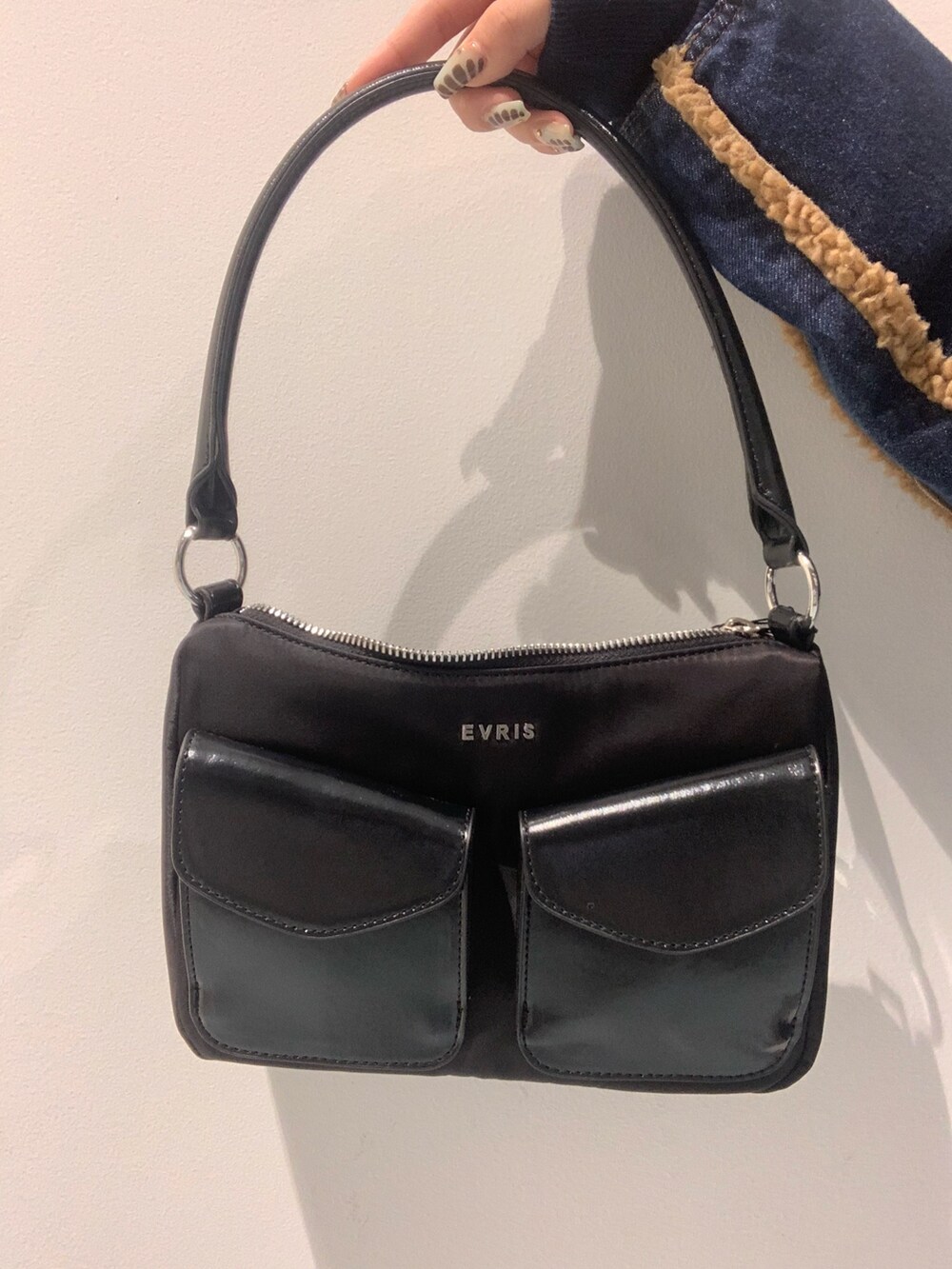 ブルー系のブルゾン、ブルー系のデニムスカート、ブラック系のブーツを着用したレディースの秋コーディネートの6枚目の写真