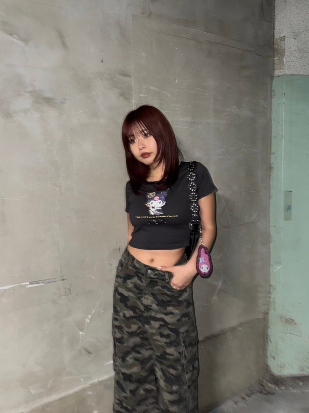 ブラック系のTシャツ/カットソー、ブラック系のショルダーバッグ、その他のデニムパンツを着用したレディースの春コーディネートの2枚目の写真