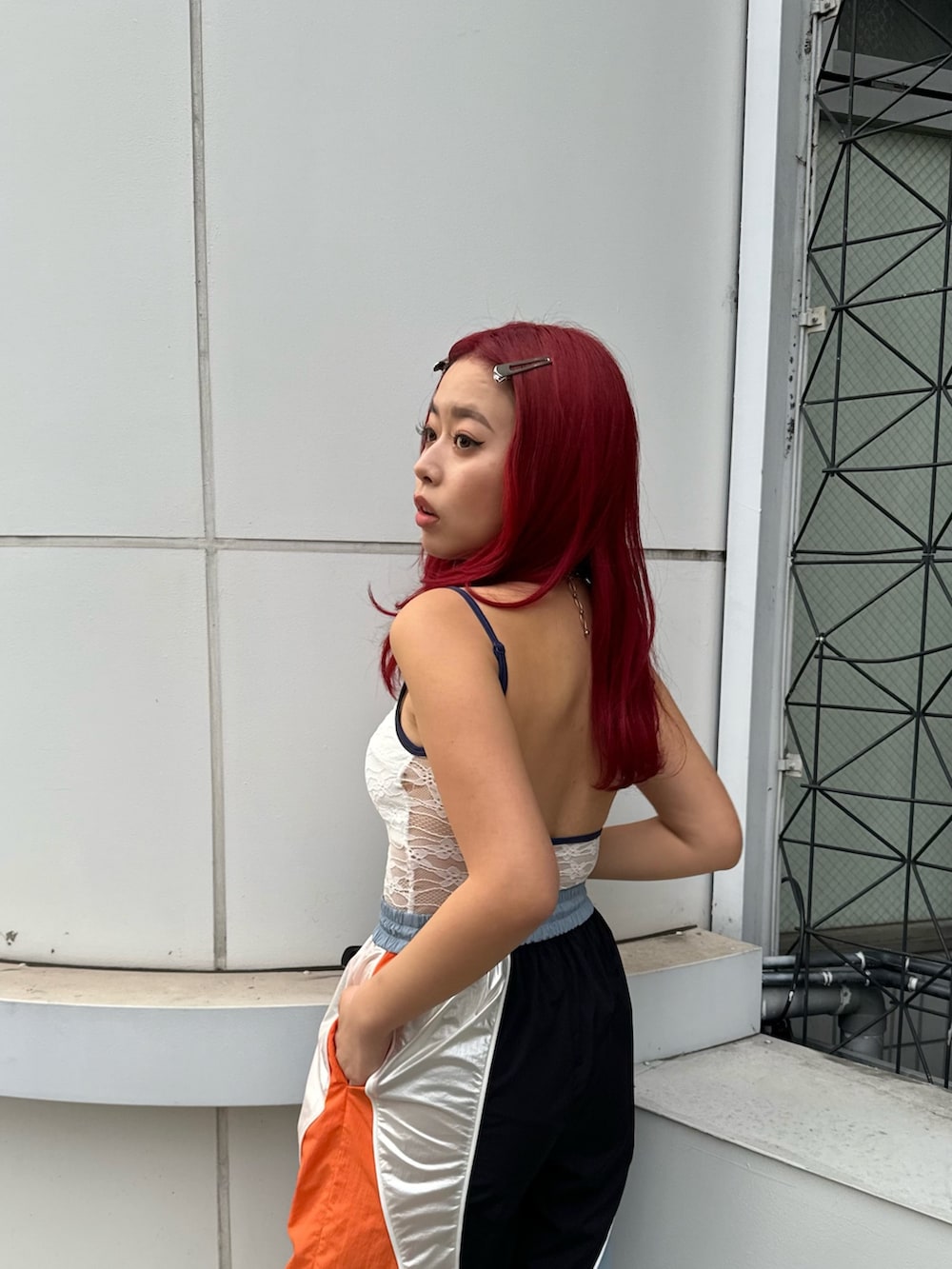 ホワイト系のキャミソール、ブラック系のその他パンツ、シルバー系のサンダルを着用したレディースの春コーディネートの4枚目の写真