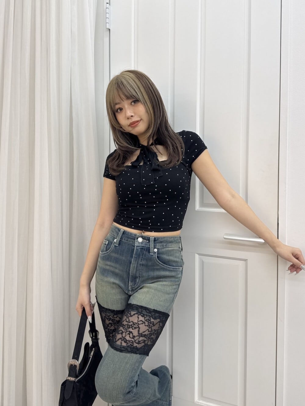ブラック系のハンドバッグ、その他のTシャツ/カットソー、ブルー系のデニムパンツを着用したレディースの夏コーディネートの4枚目の写真