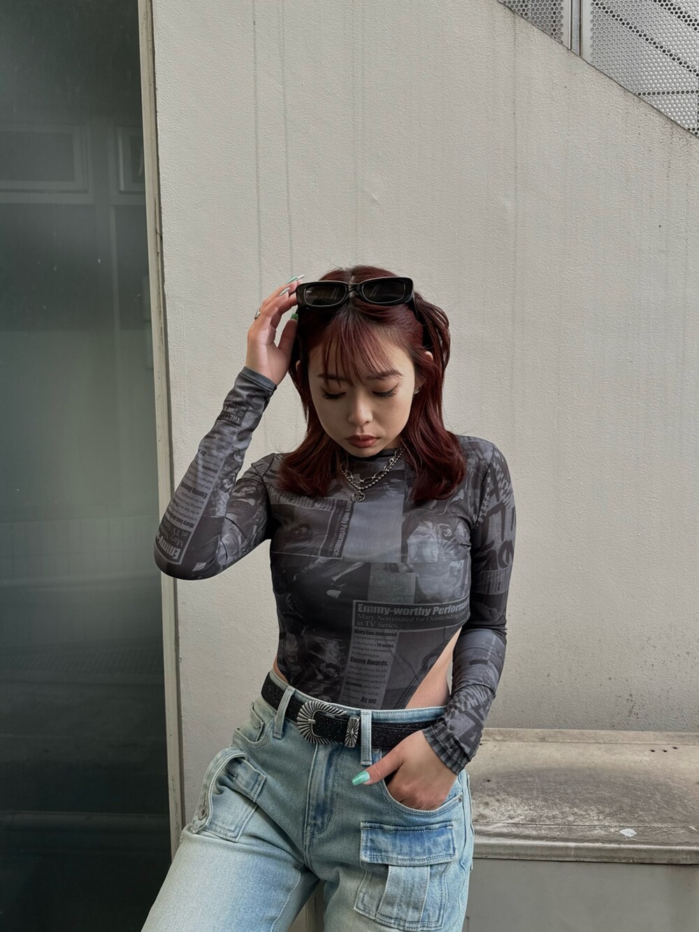 ブラック系のTシャツ/カットソー、ブルー系のデニムパンツ、ブラック系のサンダルを着用したレディースの冬コーディネートの3枚目の写真