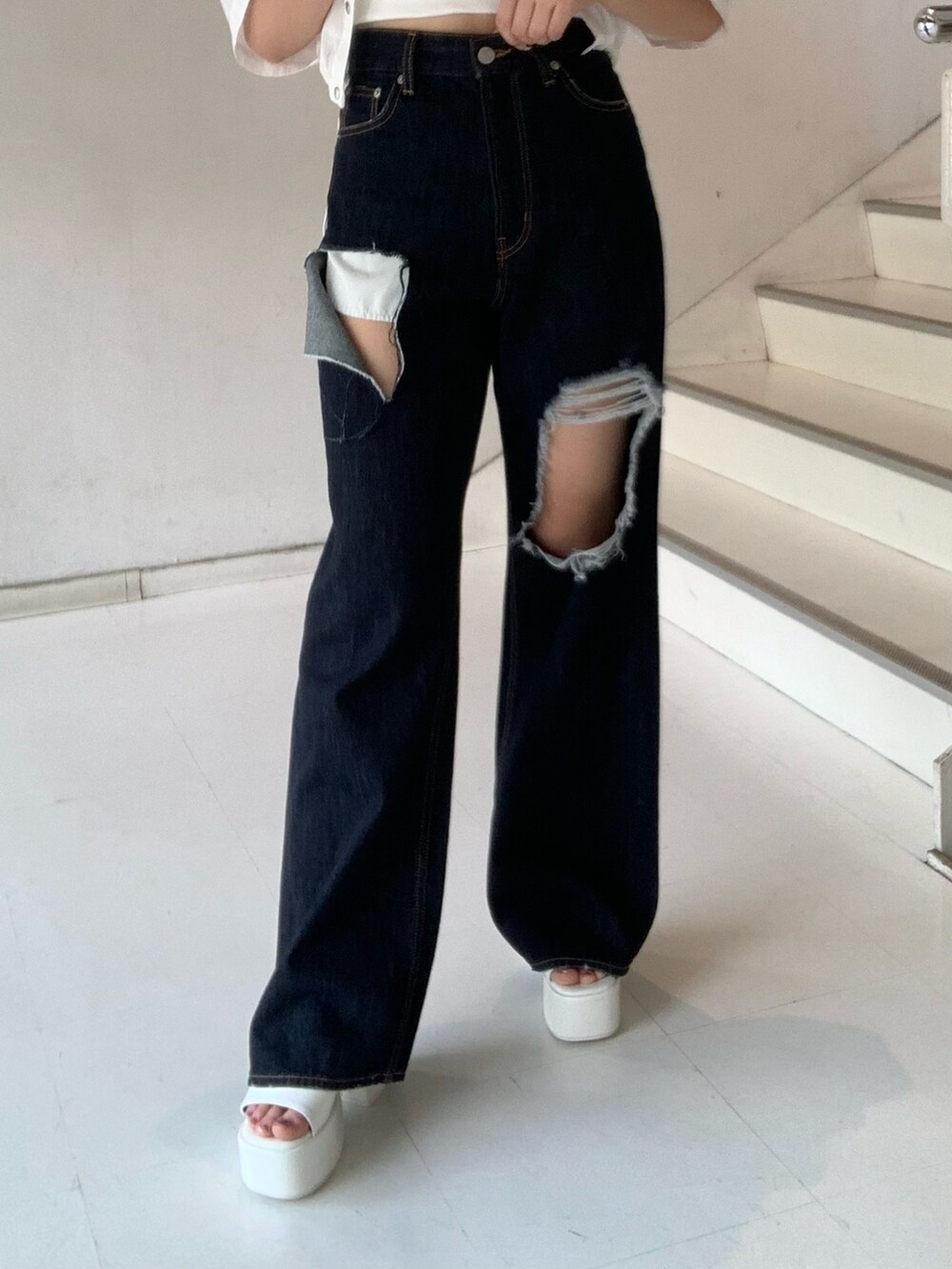 ホワイト系のサンダル、ブルー系のデニムパンツ、ホワイト系のシャツ/ブラウスを着用したレディースの夏コーディネートの7枚目の写真