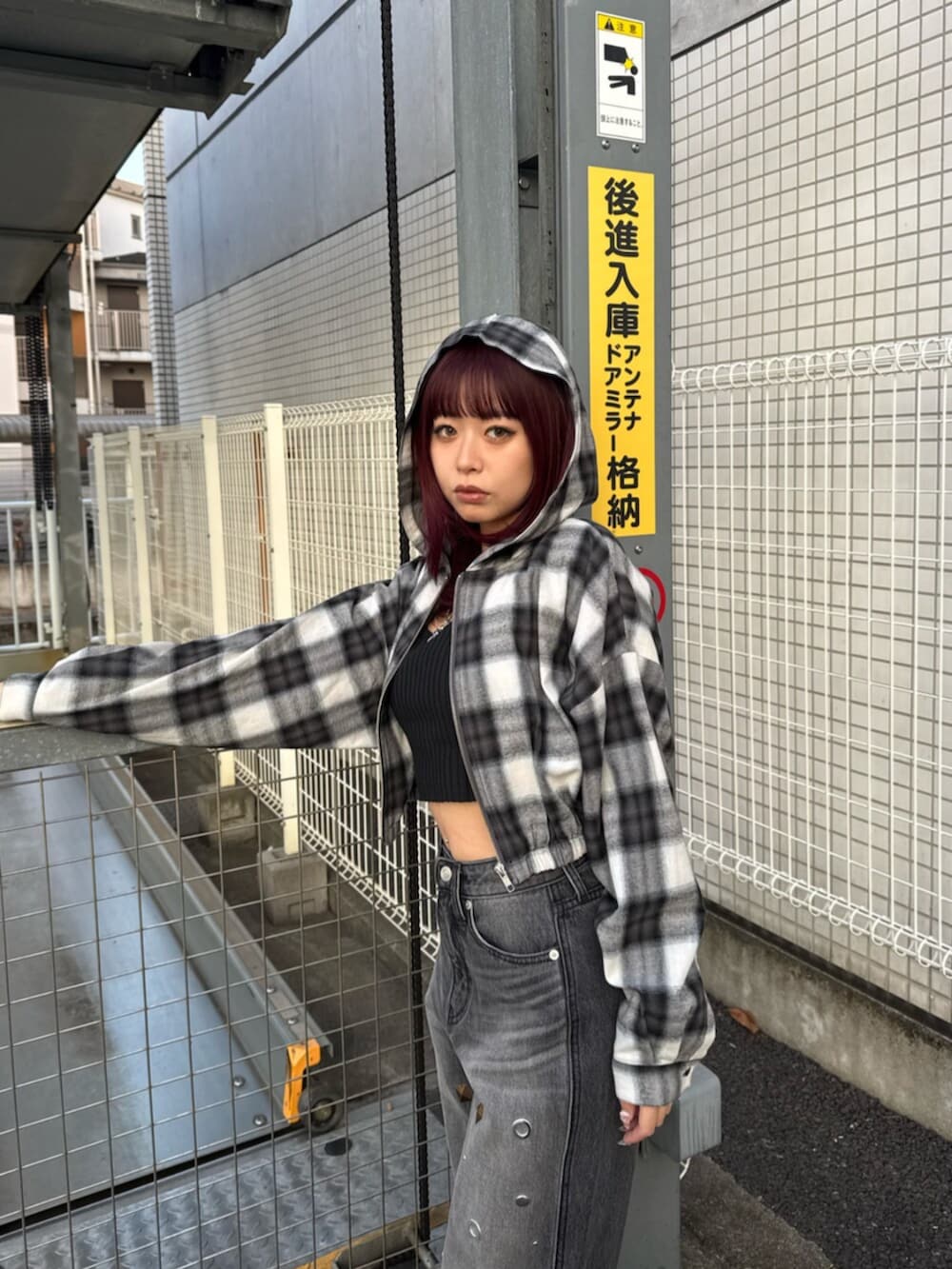 ブラック系のボストンバッグ、ブラック系のパンプス、ブラック系のニット/セーターを着用したレディースの冬コーディネートの4枚目の写真