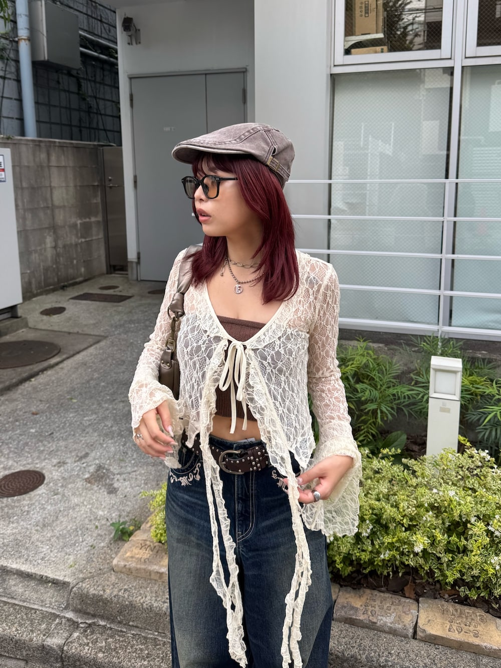 ブルー系のニット/セーター、ホワイト系のTシャツ/カットソー、ゴールド系のハンドバッグを着用したレディースの秋コーディネートの4枚目の写真