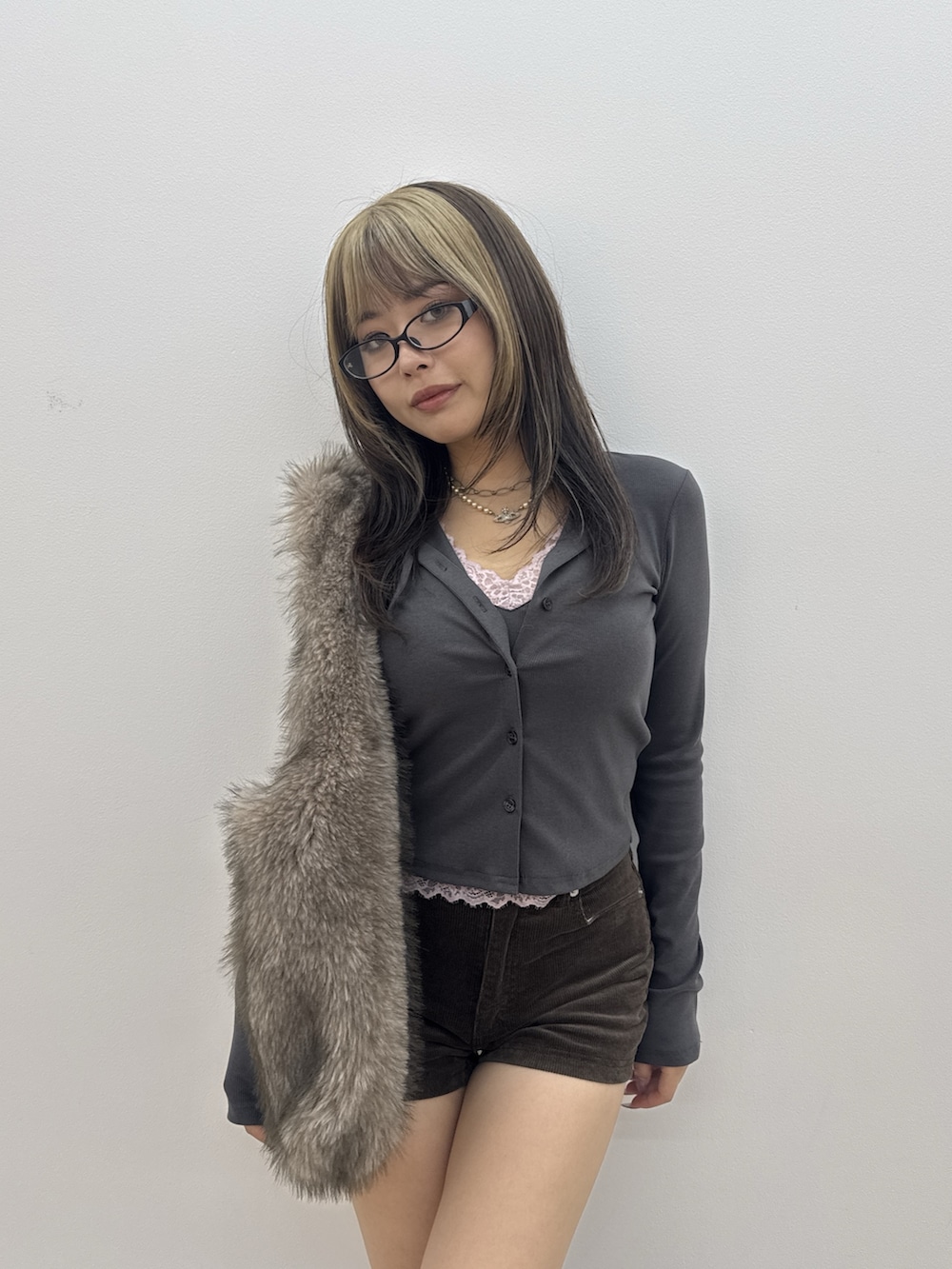 グレー系のTシャツ/カットソー、ブラウン系のその他パンツ、ブラウン系のブーツを着用したレディースの秋コーディネートの4枚目の写真