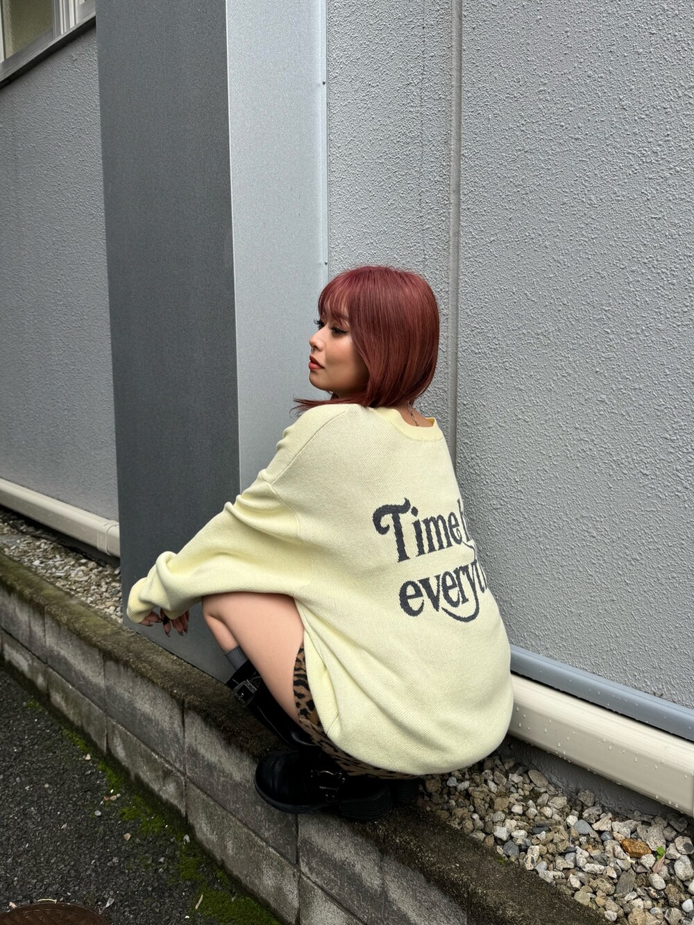 イエロー系のニット/セーター、その他のその他パンツ、ブラック系のブーツを着用したレディースの冬コーディネートの3枚目の写真