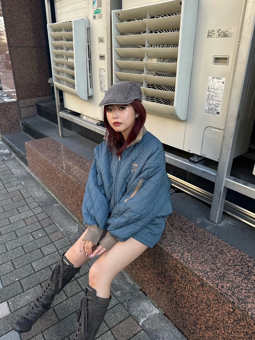 ブルー系のブルゾン、ブルー系のその他パンツを着用したレディースの秋コーディネートの3枚目の写真