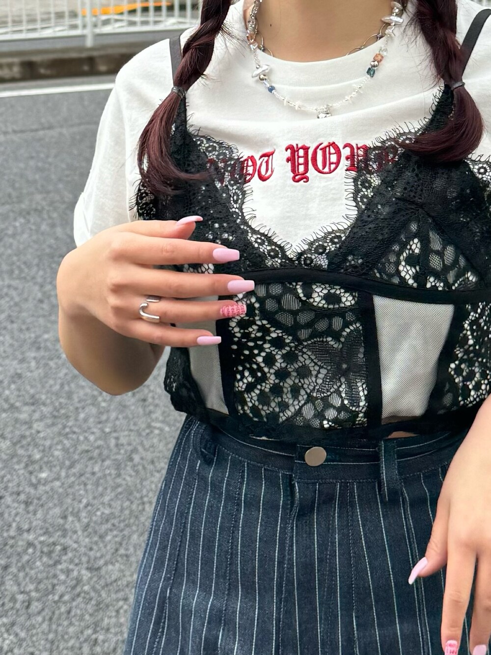 ホワイト系のTシャツ/カットソー、ブラック系のキャミソール、ブルー系のデニムスカートを着用したレディースの春コーディネートの3枚目の写真