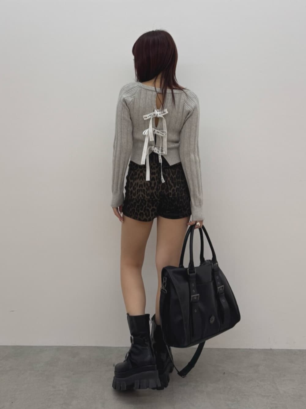 ブラック系のブーツ、グレー系のニット/セーター、その他のその他パンツを着用したレディースの冬コーディネートの3枚目の写真