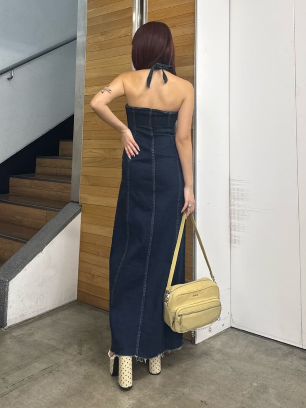 ブルー系のワンピース、イエロー系のハンドバッグ、ホワイト系のサンダルを着用したレディースの春コーディネートの3枚目の写真