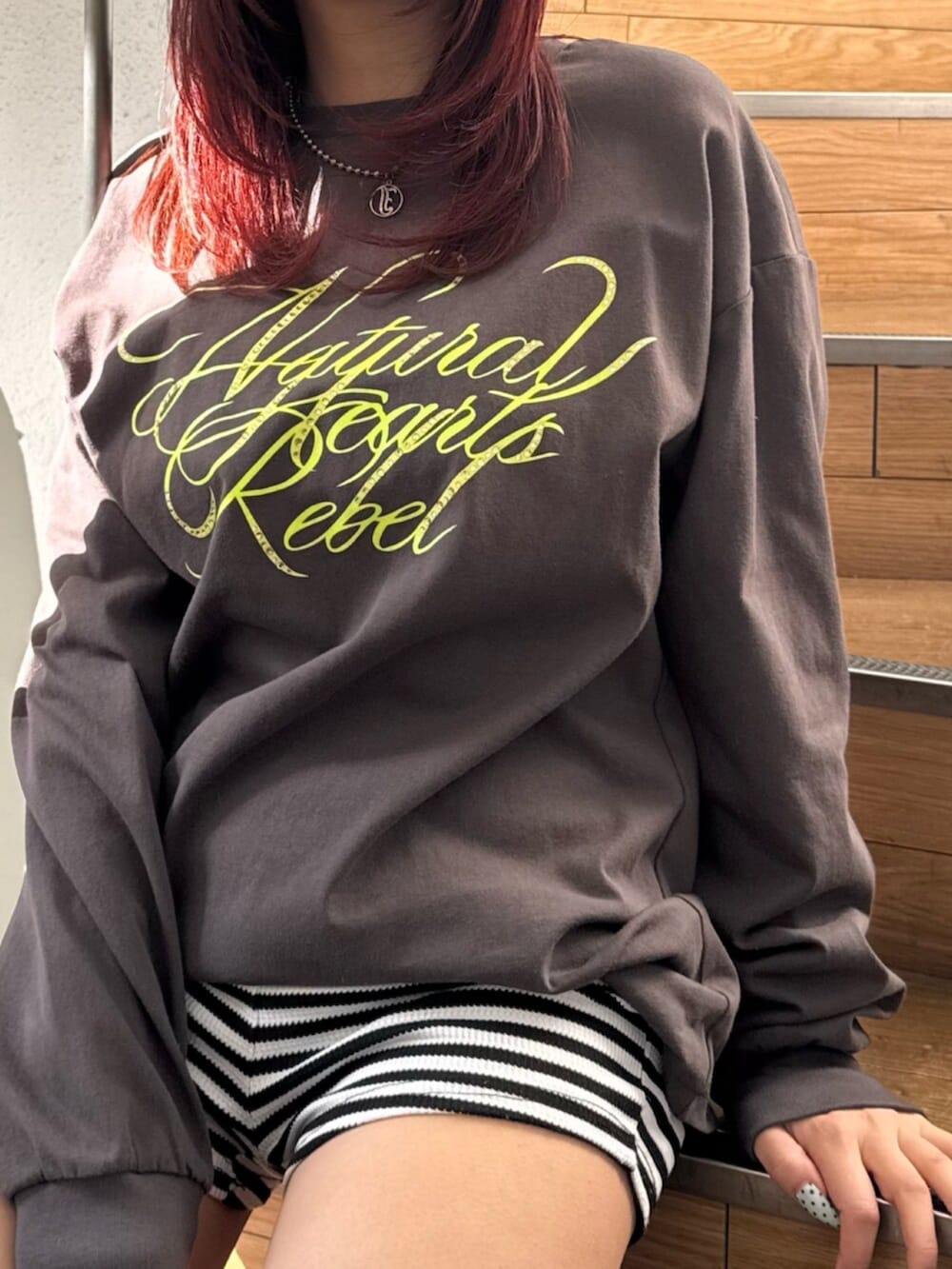 ブラック系のブーツ、グレー系のTシャツ/カットソーを着用したレディースの春コーディネートの4枚目の写真