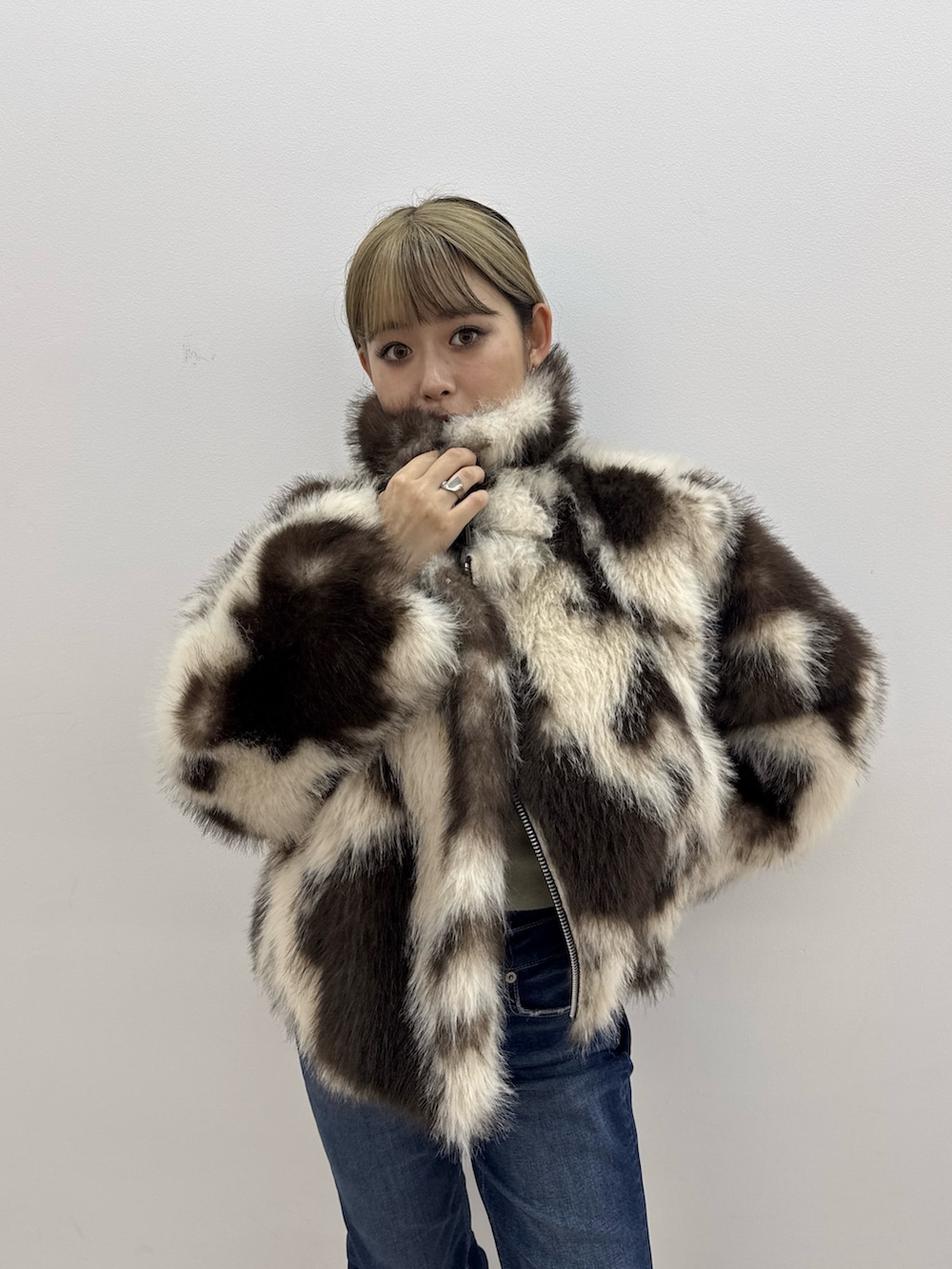 その他のブルゾン、ブルー系のデニムパンツを着用したレディースの秋コーディネートの4枚目の写真