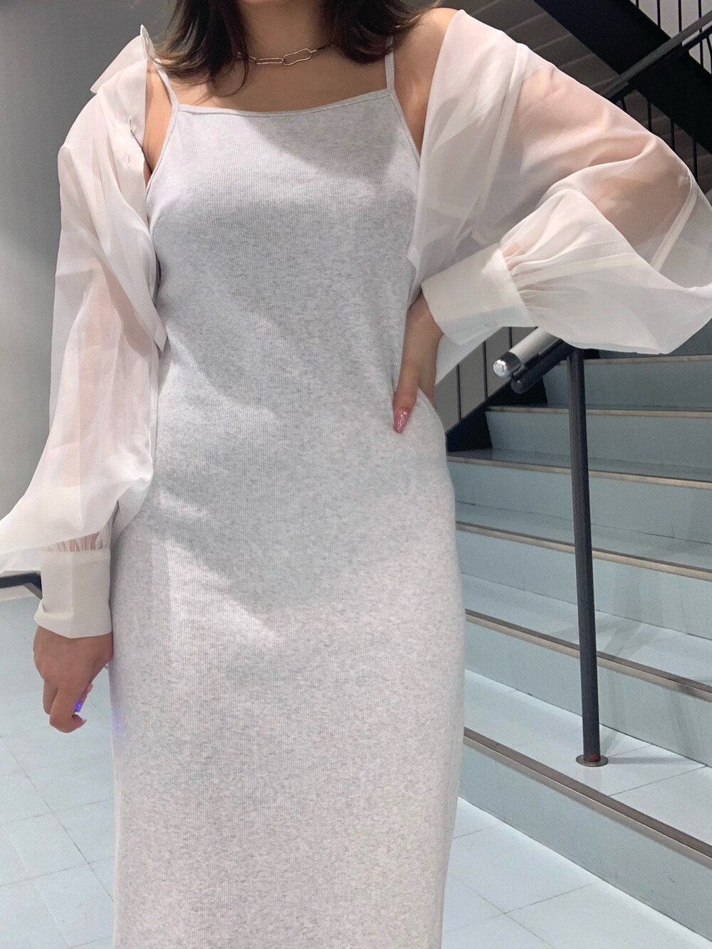 グレー系のワンピース、ホワイト系のシャツ/ブラウス、ホワイト系のサンダルを着用したレディースの春コーディネートの5枚目の写真