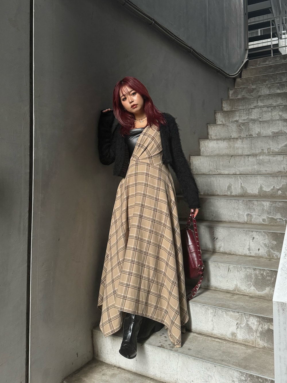 「秋、秋服、秋服準備はじめました、初秋コーデ、大人コーデ、大人かわいい、おでかけコーデ、ワンピース、ワンピースコーデ、ワンピーススタイル、ニット、低身長、低身長女子、低身長コーデ、EVRIS 」｜「EVRISのシャギークロップドニットトップス（ニット/セーター、ブラック系）」を使った、藤岡真央さん（レディース・154cm）の夏コーディネートの2枚目の写真
