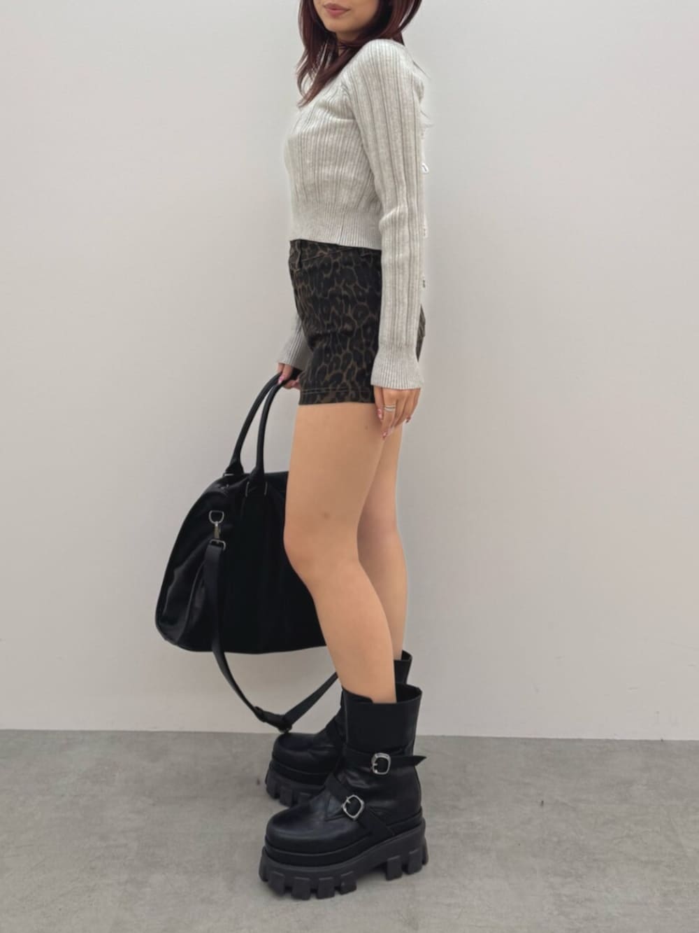 ブラック系のブーツ、グレー系のニット/セーター、その他のその他パンツを着用したレディースの冬コーディネートの2枚目の写真