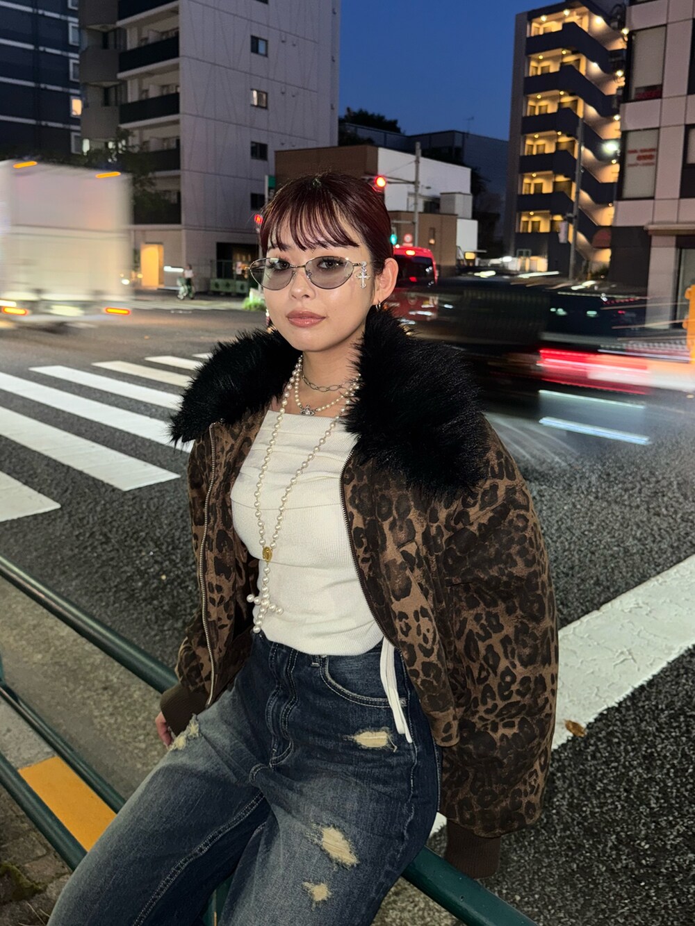 その他のブルゾン、ブルー系のデニムパンツ、ブラック系のスリッポンを着用したレディースの秋コーディネートの4枚目の写真