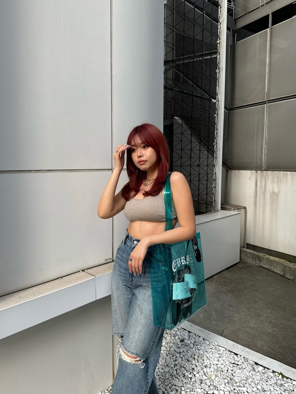 ブルー系のデニムパンツ、シルバー系の水着を着用したレディースの春コーディネートの2枚目の写真