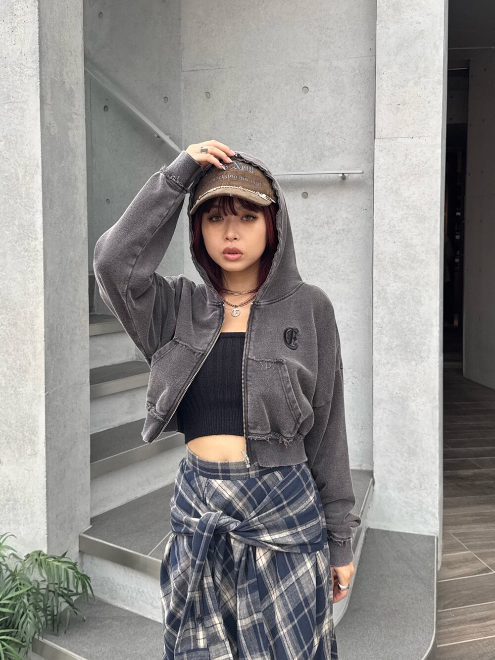 ブルー系のスカート、ブラック系のニット/セーター、ブラック系のブーツを着用したレディースの秋コーディネートの5枚目の写真