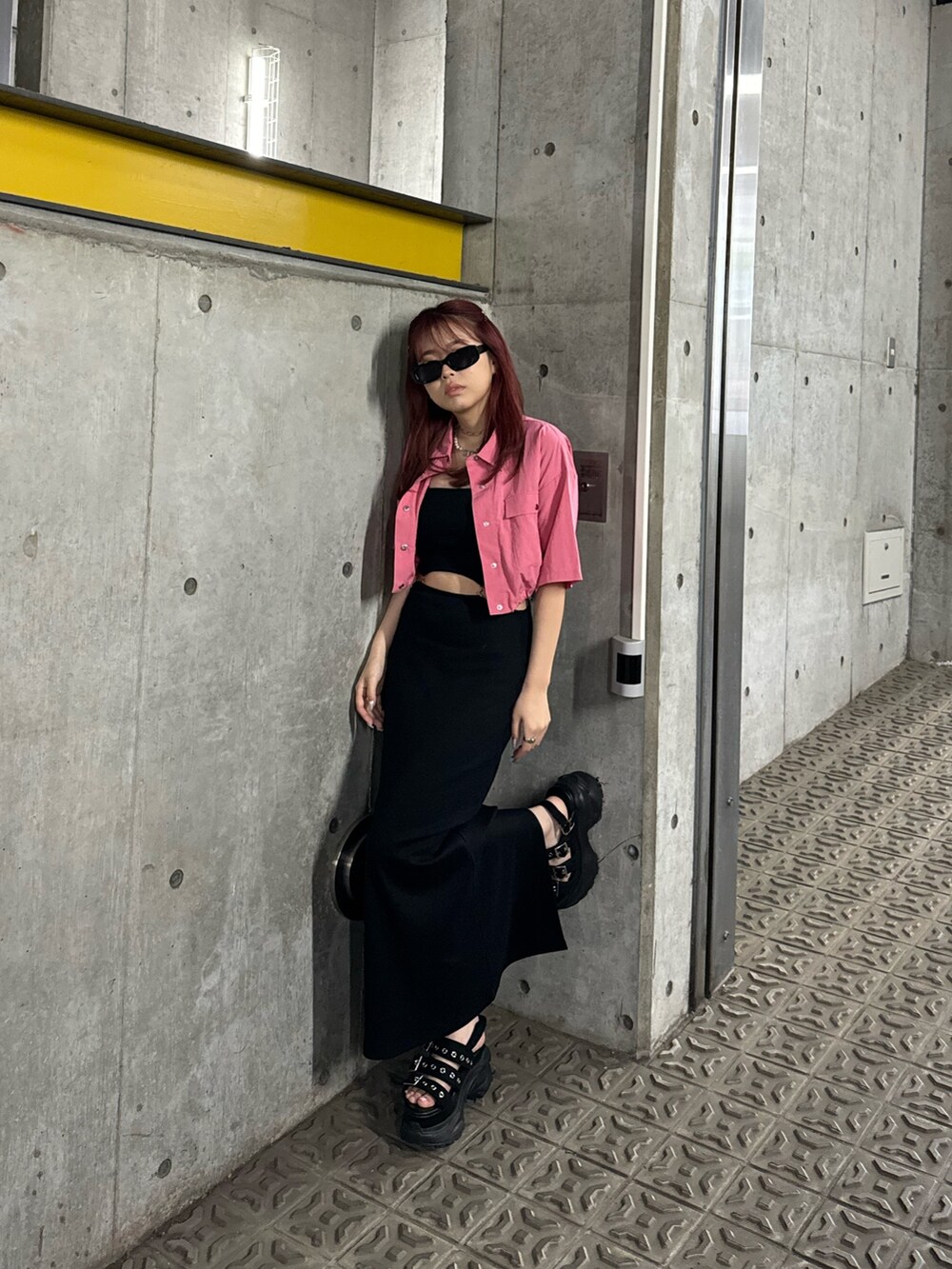 ブラック系のワンピース、ブラック系のサンダルを着用したレディースの春コーディネートの2枚目の写真