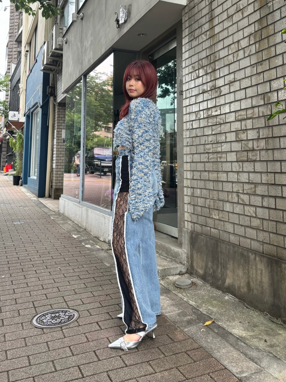 ブルー系のニット/セーター、ブルー系のデニムパンツを着用したレディースの夏コーディネートの3枚目の写真