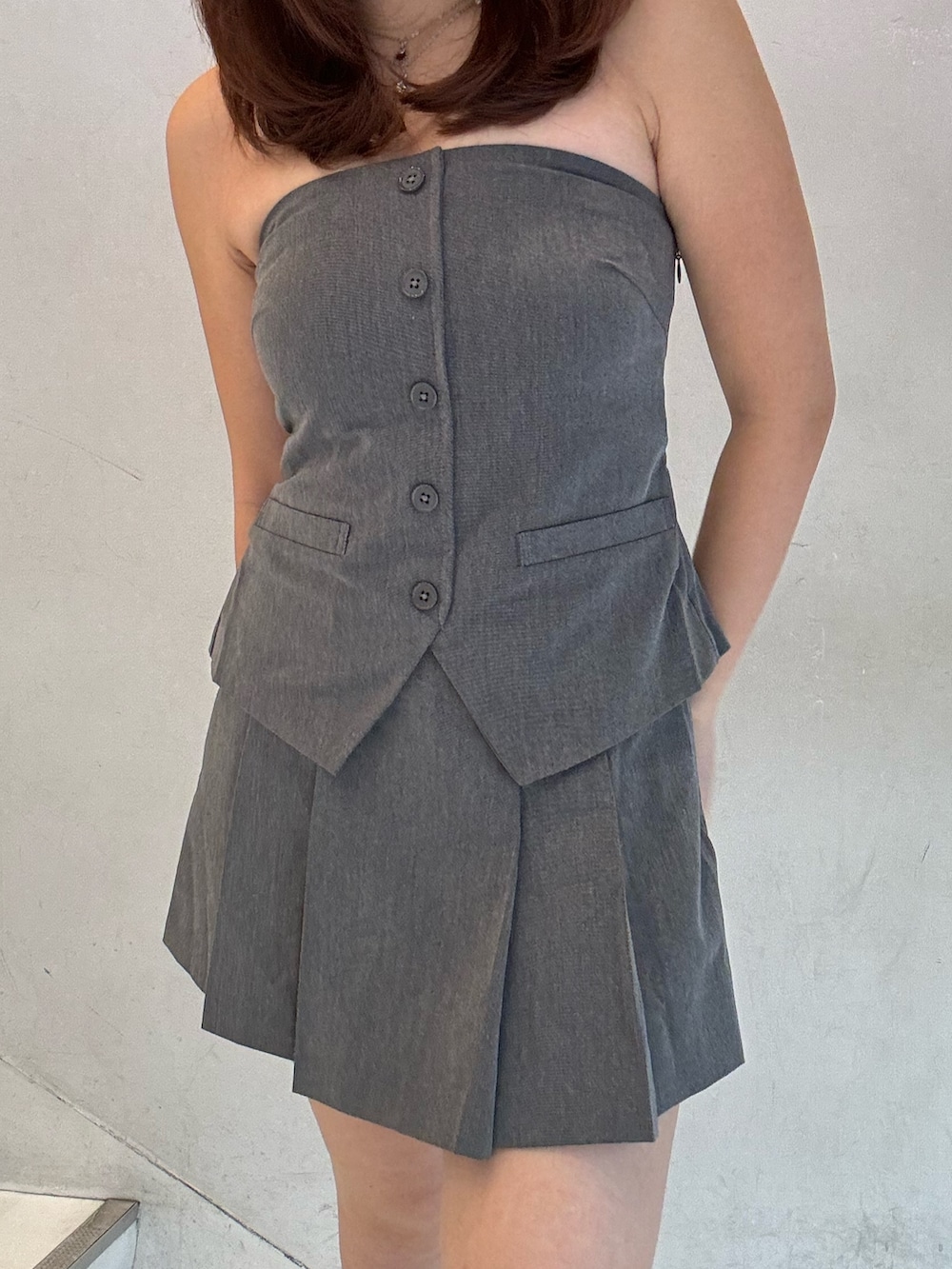 グレー系のキャミソール、グレー系のテーラードジャケット、グレー系のその他パンツを着用したレディースの春コーディネートの5枚目の写真