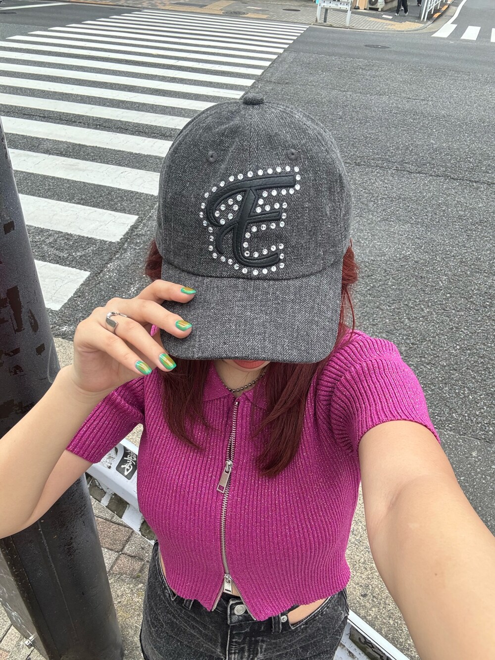 ピンク系のニット/セーター、ブラック系のブーツを着用したレディースの夏コーディネートの4枚目の写真