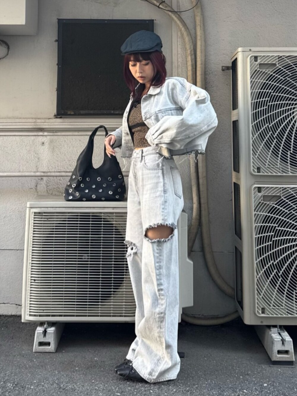 ブラック系のサンダル、その他のTシャツ/カットソー、グレー系のデニムジャケットを着用したレディースの冬コーディネートの2枚目の写真
