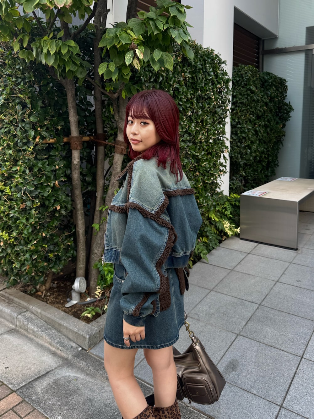 ブルー系のブルゾン、ブルー系のニット/セーター、ブルー系のデニムスカートを着用したレディースの秋コーディネートの5枚目の写真