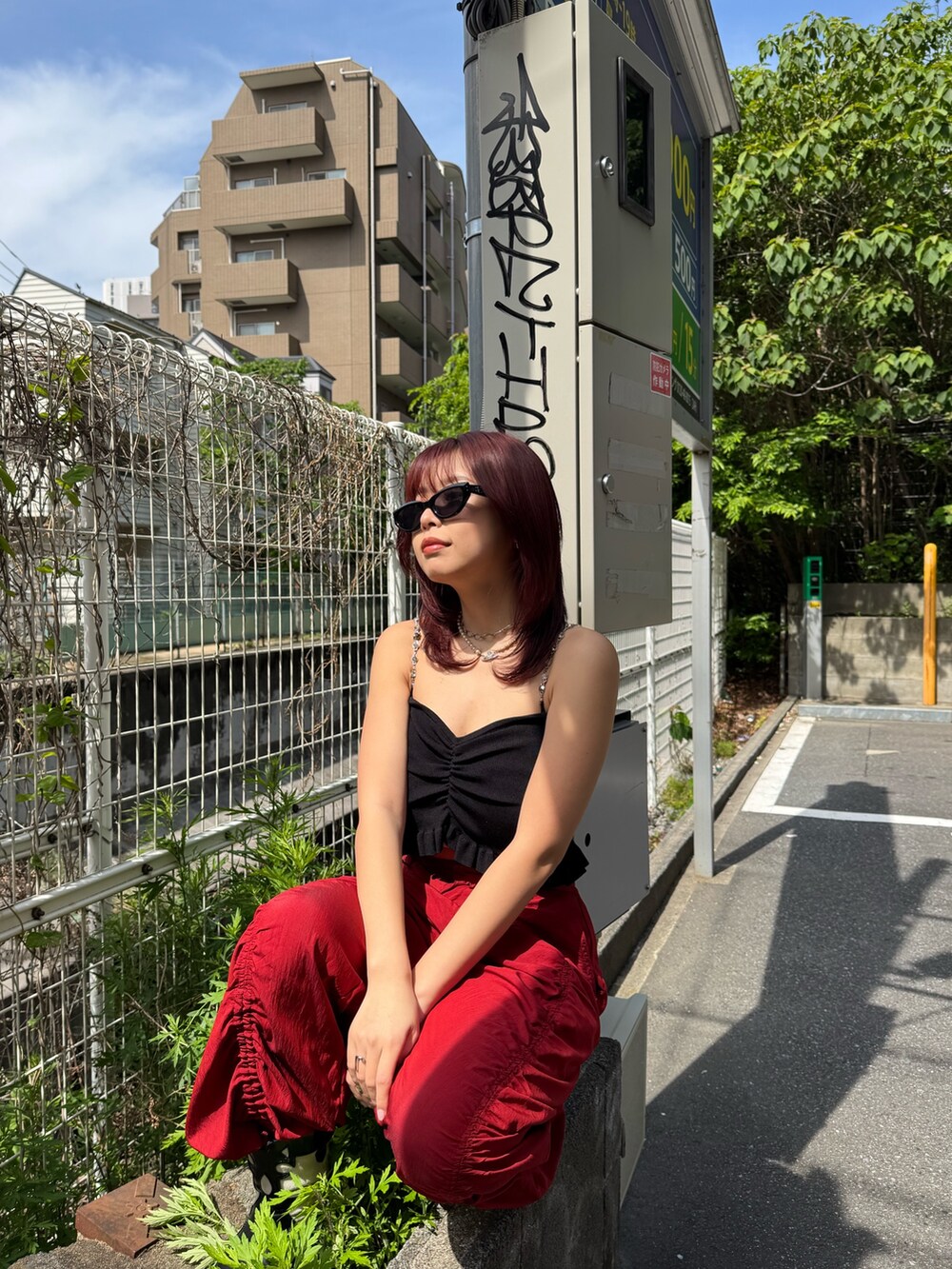 ブラック系のキャミソール、レッド系のその他パンツを着用したレディースの夏コーディネートの4枚目の写真