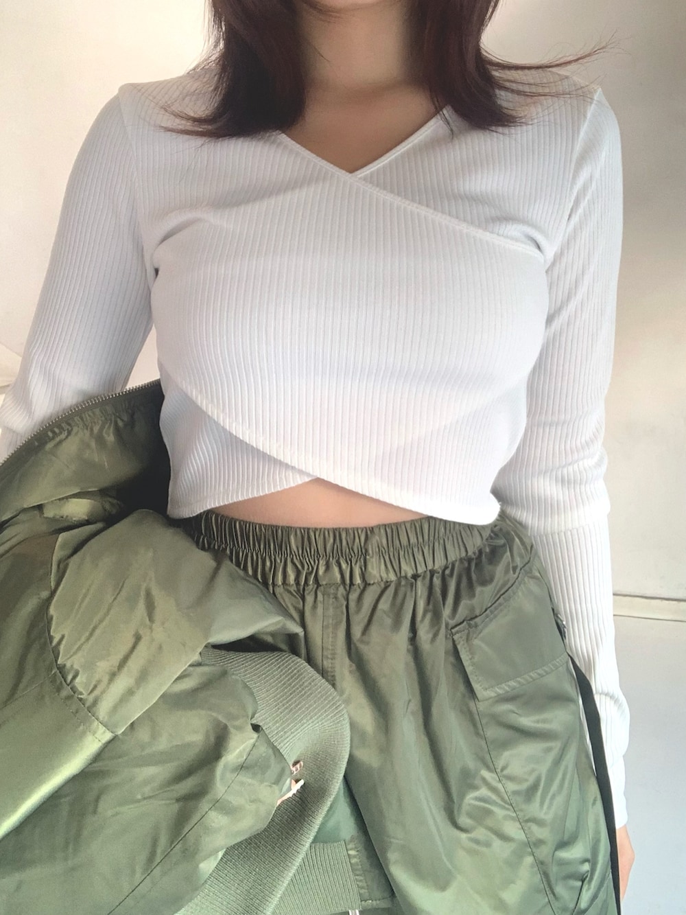 グリーン系のMA-1、ベージュ系のスリッポン、ホワイト系のTシャツ/カットソーを着用したレディースの秋コーディネートの5枚目の写真