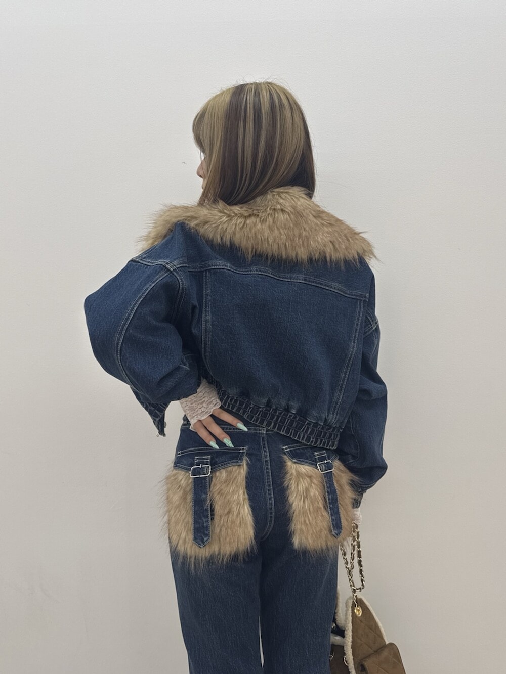 ホワイト系のスニーカー、ホワイト系のシャツ/ブラウス、ブルー系のデニムパンツを着用したレディースの夏コーディネートの5枚目の写真