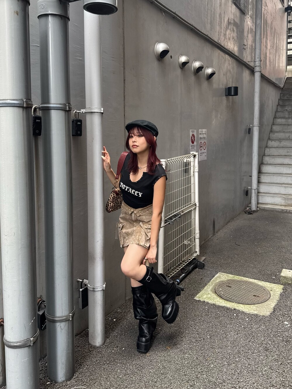 ブラック系のタンクトップ、ベージュ系のハンドバッグ、ベージュ系のスカートを着用したレディースの夏コーディネートの3枚目の写真