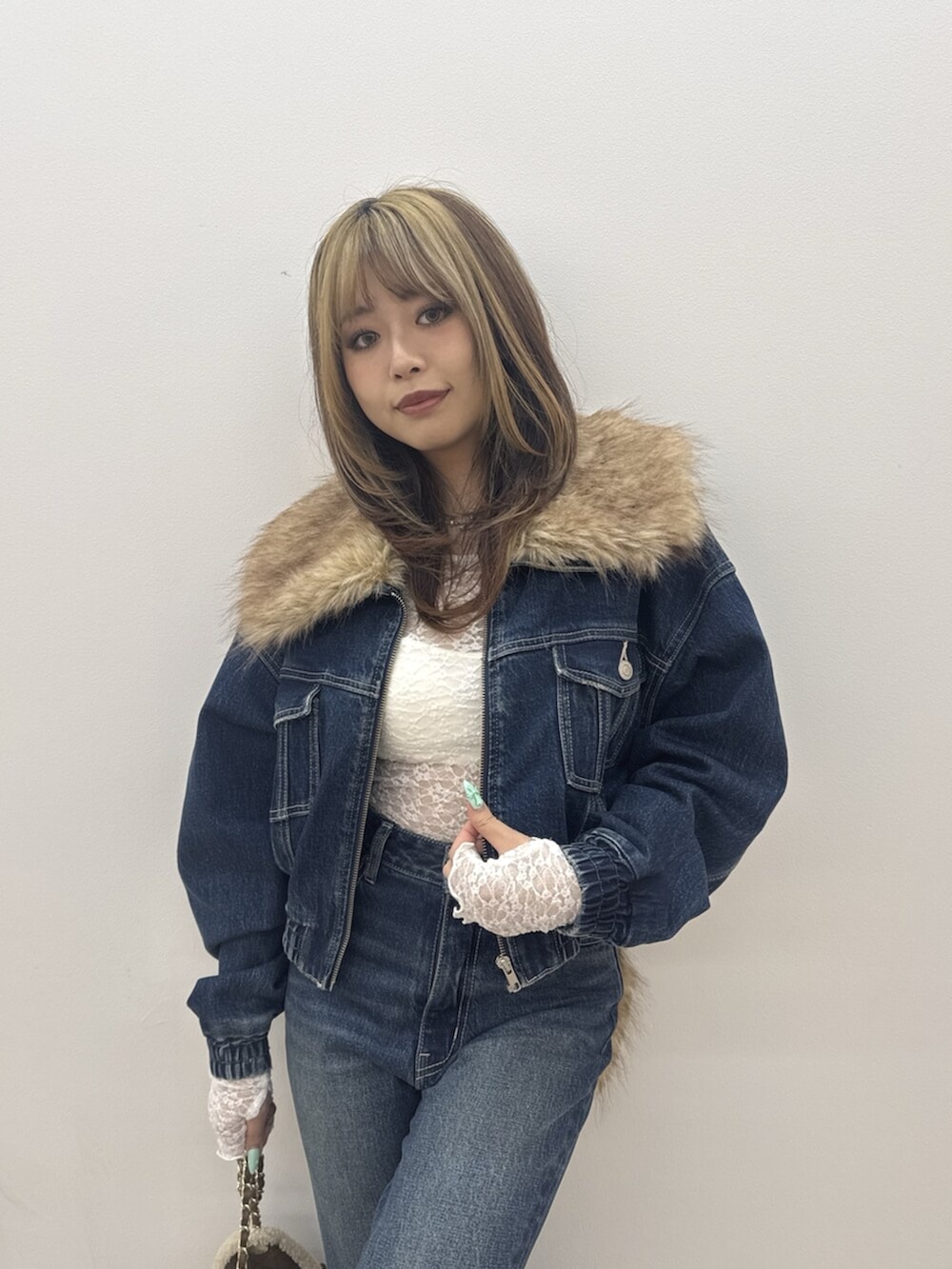 ホワイト系のスニーカー、ホワイト系のシャツ/ブラウス、ブルー系のデニムパンツを着用したレディースの夏コーディネートの4枚目の写真