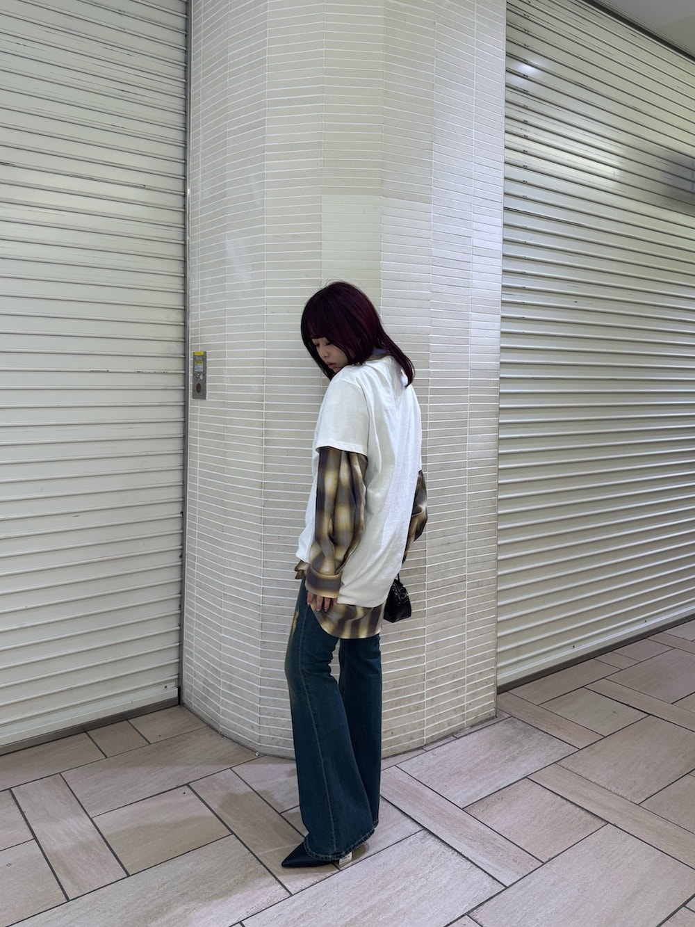 ホワイト系のTシャツ/カットソー、イエロー系のシャツ/ブラウス、ブルー系のデニムパンツを着用したレディースの夏コーディネートの2枚目の写真