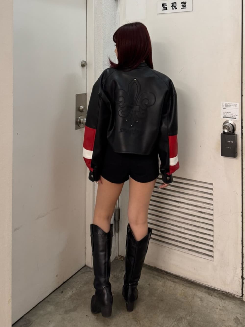 ホワイト系のTシャツ/カットソー、その他のブルゾン、ブラック系のその他パンツを着用したレディースの冬コーディネートの3枚目の写真