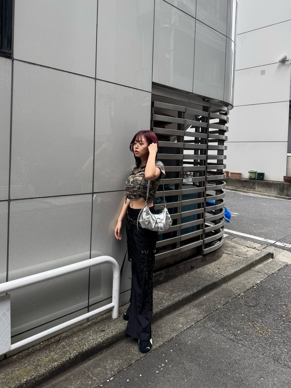 グリーン系のTシャツ/カットソー、ブラック系のカーゴパンツ、ブラック系のスニーカーを着用したレディースの春コーディネートの3枚目の写真